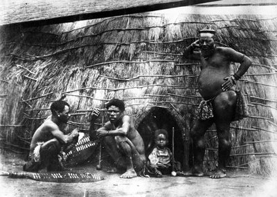 Kraal nativo en Zululandia, c.1895 de South African Photographer